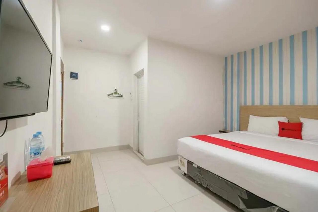Reddoorz Plus @ Cemara Asri Medan Exterior photo